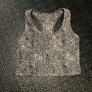 Leopard workout cropped tank. Fits true to size. Great condition, no stains